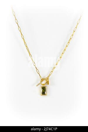 Peridot Pierre trombone collier sur fond blanc Banque D'Images