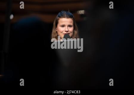 Luisa Neubauer du vendredi pour l'avenir à la diskussion "nous avons encore le choix" le 5 mai 2022 au café Luitpold à Munich, Allemagne. (Photo par Alexander Pohl/Sipa USA) Banque D'Images