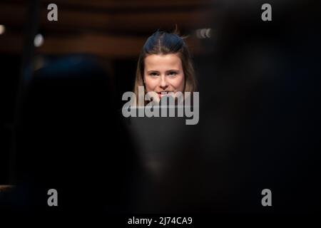 Luisa Neubauer du vendredi pour l'avenir à la diskussion "nous avons encore le choix" le 5 mai 2022 au café Luitpold à Munich, Allemagne. (Photo par Alexander Pohl/Sipa USA) Banque D'Images