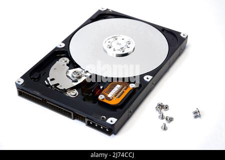 Ouvrez le disque dur isolé sur fond blanc. Périphérique de stockage de l'ordinateur. Disque dur de l'ordinateur. Mémoire de l'ordinateur. Banque D'Images