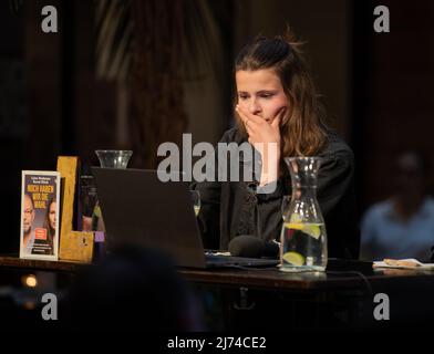 Luisa Neubauer du vendredi pour l'avenir à la diskussion "nous avons encore le choix" le 5 mai 2022 au café Luitpold à Munich, Allemagne. (Photo par Alexander Pohl/Sipa USA) Banque D'Images