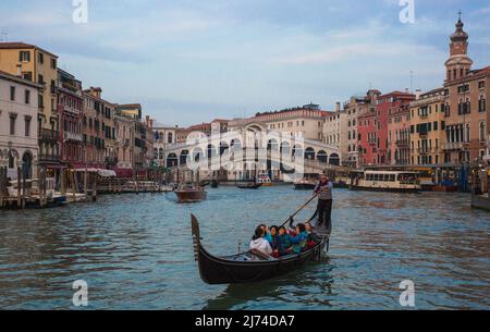 Italien Veneig Canal Grande -171 mittlerer Abschnitt mit Rialtobrücke von Südwesten erbaut 1588-91 von Antonio da Ponte rechts Campanile von San Bart Banque D'Images