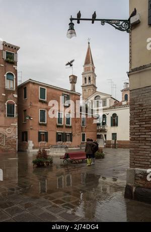 Italien Veneig Castello-Bezirk -87 Campo della Celestina BEI Hochwasser hinten Campanile von San Francesco della Vigna Banque D'Images