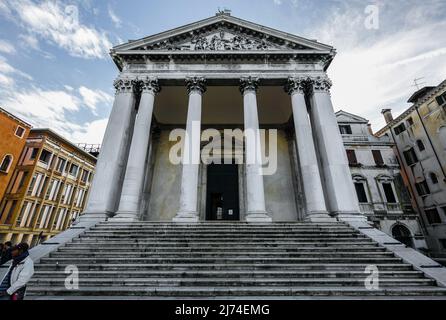 Italien Veneig Kirche San Simeone Piccolo -447 erb 1718-38 v Giovanni Antonio Scalfarotto neoklassischer Kuppelbau m korinthischem Säulenportikus u h. Banque D'Images