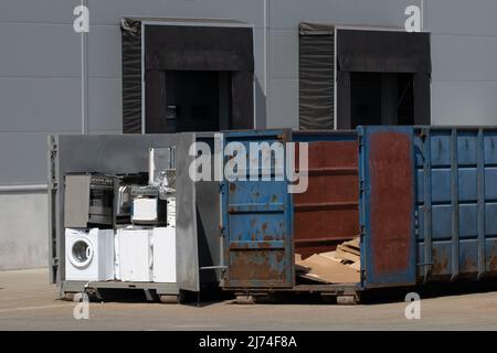 Collecte et attente d'élimination des déchets électroniques, réfrigérateurs, machines à laver et autres. Banque D'Images