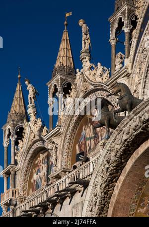 Italien Venendig Markusdom -502 Bereich Liens oberhalb des Hauptportals mit neuzeitlichen Mosaiken Heiligenfiguren Baldachinen und zwei der 1204 in Kon Banque D'Images