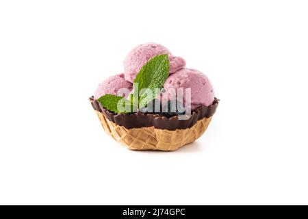 Cuillère à crème glacée aux myrtilles isolée sur fond blanc Banque D'Images