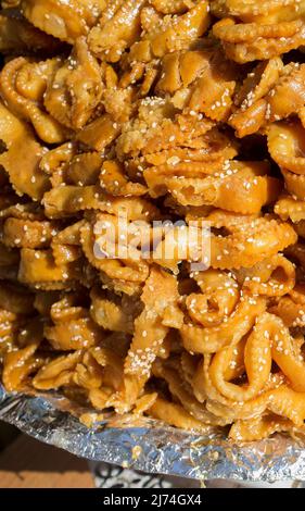 Plateau entaché de chebakia. Pâtisserie marocaine frite Banque D'Images