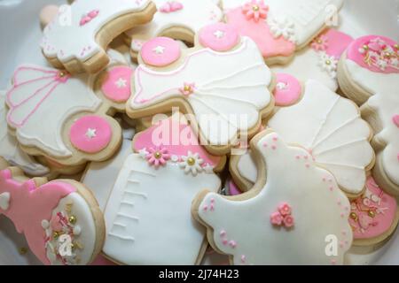 Plateau rempli de biscuits baptisés ou baptisés. Vue de dessus Banque D'Images