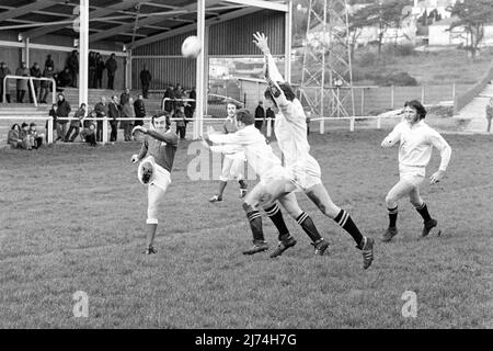 Phil Bennett fait un coup de pied de compensation sous la pression des joueurs de Swansea RFC tout en jouant pour Llanelli RFC à Stradey Park, Llanelli le 10/02/73. Banque D'Images