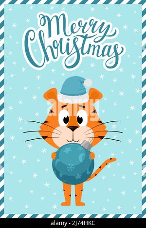 Un joli tigre de dessin animé dans un chapeau de Père Noël tient et tient un jouet rond bleu arbre de Noël. Carte de vœux avec inscription à la main Joyeux Noël. Vecteur Illustration de Vecteur