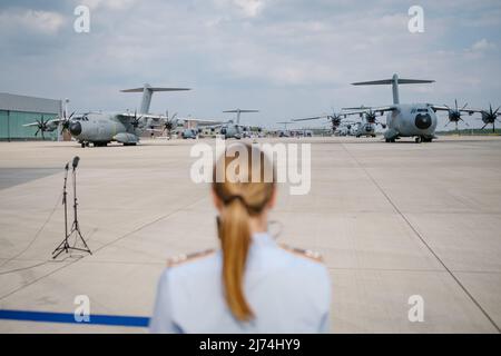 02 mai 2022, Basse-Saxe, Wunstorf : une femme soldat se tient sur le tarmac de l'escadron 62 du transport aérien à Wunstorf, Basse-Saxe. Photo : OLE Spata/dpa Banque D'Images