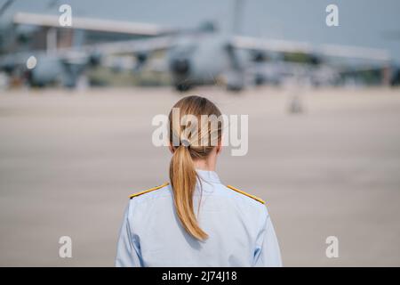 02 mai 2022, Basse-Saxe, Wunstorf : une femme soldat se tient sur le tarmac de l'escadron 62 du transport aérien à Wunstorf, Basse-Saxe. Photo : OLE Spata/dpa Banque D'Images