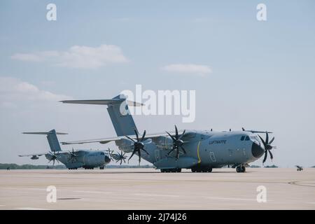 02 mai 2022, Basse-Saxe, Wunstorf : plusieurs A400M avions de levage militaires se tiennent sur le tarmac de l'escadron de transport aérien 62 à Wunstorf, Basse-Saxe. Photo : OLE Spata/dpa Banque D'Images