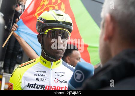 01 mai 2022, Hessen, Eschborn: Cyclisme: UCI WorldTour - Eschborn - Francfort (185 km). Biniam Girmay de l'Erythrée de Team Intermarché - Wanty - Gobert matériel. Photo: Sebastian Gollnow/dpa Banque D'Images