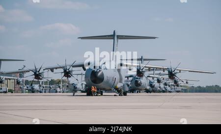 02 mai 2022, Basse-Saxe, Wunstorf : plusieurs A400M avions de levage militaires se tiennent sur le tarmac de l'escadron de transport aérien 62 à Wunstorf, Basse-Saxe. Photo : OLE Spata/dpa Banque D'Images