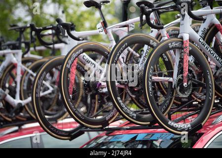 01 mai 2022, Hessen, Eschborn: Cyclisme: UCI WorldTour - Eschborn - Francfort (185 km). Vélos de l'équipe EF Education-EasyPost. Photo: Sebastian Gollnow/dpa Banque D'Images