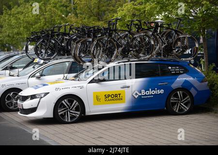 01 mai 2022, Hessen, Eschborn: Cyclisme: UCI WorldTour - Eschborn - Francfort (185 km). Une voiture de l'équipe Sport Vlaanderen - Baloise. Photo: Sebastian Gollnow/dpa Banque D'Images