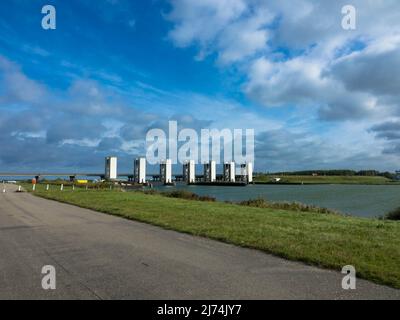 Vue panoramique aérienne du système d'inondation d'eau. Ijsselmeer sur la droite et Markermeer sur la gauche. Lelystad Flevopoder près d'Amsterdam Banque D'Images