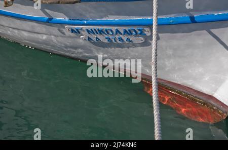 Bateau de pêche dans le port d'Agia Marina dans l'île d'Aegina, Grèce, Europe Banque D'Images