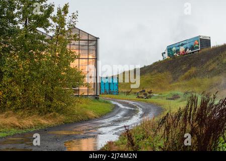 20 septembre 2017, Fludir, Islande : un camion est sur le point de charger les légumes. 85% de l'énergie produite en Islande est d'origine durable (hydro et géothermique), dont 66% est géothermique. Ses habitants ont utilisé cette énergie pendant des centaines d'années pour profiter des bains thermaux, mais aujourd'hui, il a beaucoup plus d'applications, par exemple, fournissant de la chaleur à 9 maisons sur 10 et fournissant de l'énergie aux industries ayant des besoins importants. Grâce à cette source inépuisable de chaleur et à son bas prix, il est également possible de cultiver des fruits et des légumes en serres toute l'année. Ils n'utilisent pas de produits chimiques, seulement biologica Banque D'Images