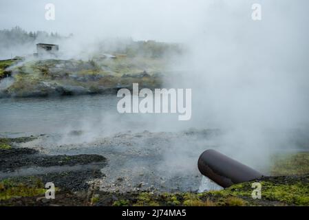 20 septembre 2017, Fludir, Islande : un pipeline élimine l'excès d'eau géothermique. 85% de l'énergie produite en Islande est d'origine durable (hydro et géothermique), dont 66% est géothermique. Ses habitants ont utilisé cette énergie pendant des centaines d'années pour profiter des bains thermaux, mais aujourd'hui, il a beaucoup plus d'applications, par exemple, fournissant de la chaleur à 9 maisons sur 10 et fournissant de l'énergie aux industries ayant des besoins importants. Grâce à cette source inépuisable de chaleur et à son bas prix, il est également possible de cultiver des fruits et des légumes en serres toute l'année. Ils n'utilisent pas de produits chimiques, seulement bi Banque D'Images