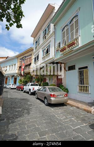 Maisons colorées dans le quartier Las Penas sur Cerro Santa Ana, Equateur, Guayaquil Banque D'Images