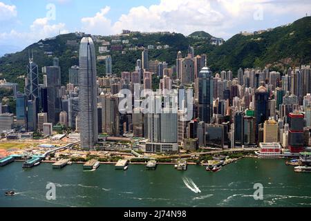 Vue sur la ligne d'horizon de Central et le fleuve Hongkong à partir de 400 m d'altitude du centre de commerce international, ICC à Kowloon, altitude totale de Banque D'Images