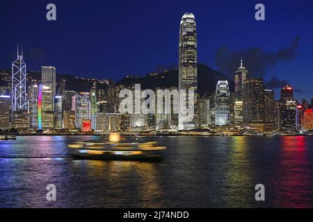 Vue de Kowloon sur le Skyline de l'île de Hongkong au bord du fleuve Hongkong, au centre, avec la Banque de Chine à gauche et la Tour IFC à droite au crépuscule, Banque D'Images