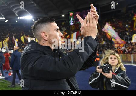 Lorenzo Pellegrini d'AS Roma célébrant la victoire à la fin du match lors du match entre les demi-finales de AS Roma / Leicester City Conference League au stade Olimpico à Rome, Italie, le 05th mai 2022. Fotografo01 Banque D'Images