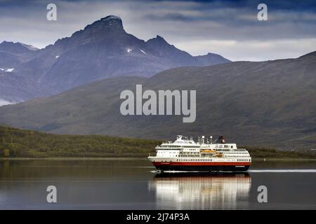 Hurtigruten paquebot Otto Sverdrup près de Tromsoe, Norvège, Troms, Tromsoe Banque D'Images