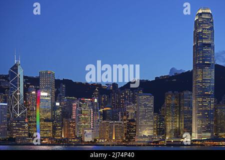 Vue de Kowloon sur le Skyline de l'île de Hongkong au bord du fleuve Hongkong, au centre, avec la Banque de Chine à gauche et la Tour IFC à droite au crépuscule, Chine, Banque D'Images