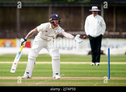 Ben Stokes de Durham se batte pendant la deuxième journée du LV= Insurance County Championship division Two match à New Road, Worcester. Date de la photo: Vendredi 6 mai 2022. Banque D'Images