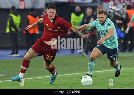 Rome, Italie, 05th mai 2022. Nicolo Zaniolo de AS Roma Kiernan Dewsbury-Hall de Leicester City pendant le match entre AS Roma et Leicester City Conference League demi-finales au stade Olimpico à Rome, Italie, 05th mai 2022. Fotografo01 crédit: Agence de photo indépendante Srl/Alay Live News Banque D'Images