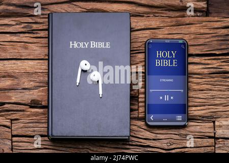 Écouter de la musique biblique au téléphone. Christian étudiant Banque D'Images