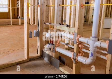 Construction de maisons avec des pex bleu chaud et froid et rouge Disposition des tuyaux dans les tuyaux nouvelle salle de bain en PVC eaux usées système Banque D'Images