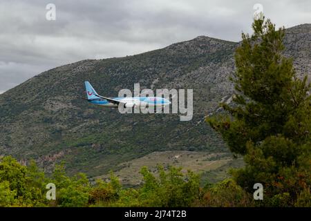 Cavtat, Croatie - 5 mai 2022 : atterrissage d'un avion TUI à l'aéroport de Dubrovnik (Cavtat). Banque D'Images