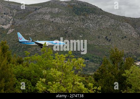 Cavtat, Croatie - 5 mai 2022 : atterrissage d'un avion TUI à l'aéroport de Dubrovnik (Cavtat). Banque D'Images