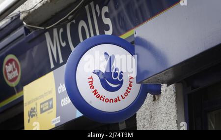 Photo du dossier datée du 15/07/11 d'une vue générale de la boutique McColl à Largs dans Ayrshire, car Morrisons a déposé une transaction de sauvetage de dernière minute pour sauver les affaires de dépanneurs en difficulté. Banque D'Images