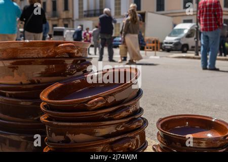 Des récipients de cuisine traditionnelle en céramique de l'île de Majorque, appelée greixonera, exposés dans la rue à un marché de rue Banque D'Images