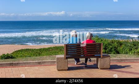 Sentier de randonnée public le long de la plage océan mer paysage le long de la végétation verte plantes et le Bush. Banque D'Images