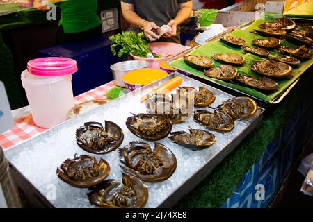 Tachypleus gigas ou crabe en fer à cheval pour la cuisine du chef salade aigre épicée à vendre les gens thaïlandais Voyage visite au temple local de Talad Nam Lumphaya ou Wat Lam P Banque D'Images