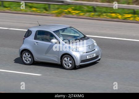 2011 voiture Toyota IQ VVT-1 988cc essence 5 vitesses manuelle petite ville ; conduite sur la M61 près de Manchester, Royaume-Uni Banque D'Images