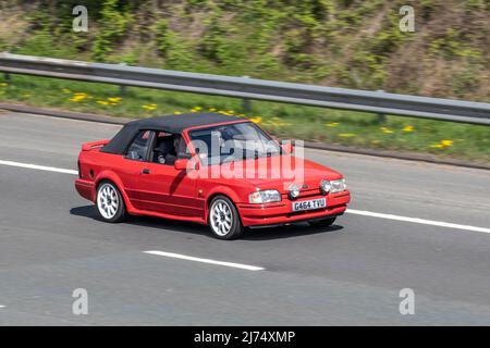 1990 90s années quatre-vingt dix rouge Ford Escort RS Turbo 1597cc essence 5 vitesses manuelle 2DR cabriolet; conduite sur le M61 près de Manchester, Royaume-Uni Banque D'Images