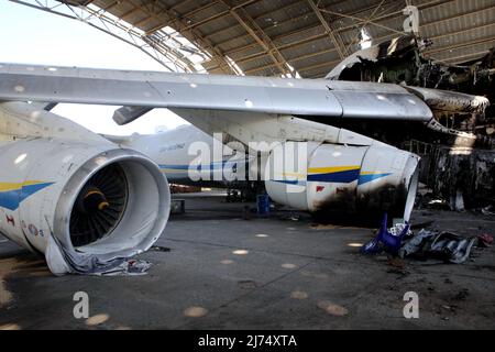 Le Mriya Antonov an-225, le plus grand avion cargo du monde, détruit lors de la bataille de l'aéroport d'Antonov lors de l'invasion russe de l'Ukraine en 2022, reste dans un hangar en ruines, Hostomel, région de Kiev, nord de l'Ukraine, mai 5, 2022. Photo de Volodymyr Tarasov/Ukrinform/ABACAPRESS.COM Banque D'Images