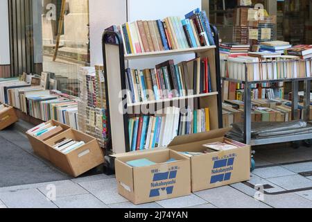 TOKYO, JAPON - 5 mai 2022 : livres présentés à l'extérieur d'une librairie d'occasion dans la région de Jinbocho à Tokyo. Banque D'Images