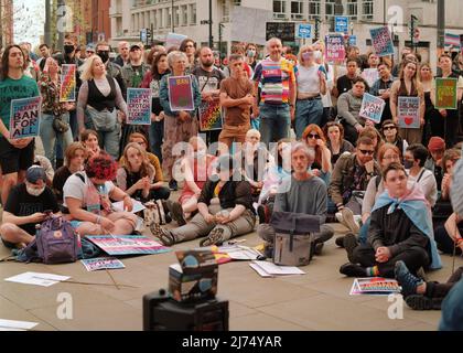 Manchester, Royaume-Uni - 16 avril 2022 : les partisans de la Trans se rassemblent sur la place Saint-Pierre pour s'en prendre à l'interdiction de traitement de conversion prévue par le gouvernement pour les personnes LGBT Banque D'Images