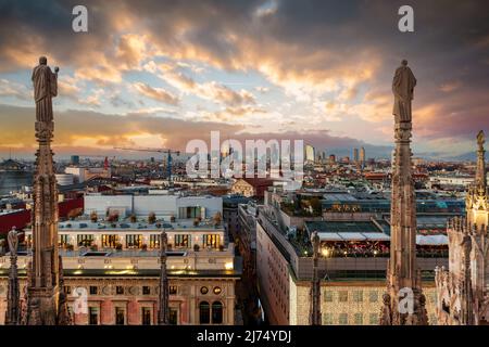 Milan, Italie vue d'ensemble de la ville dans la soirée. Banque D'Images