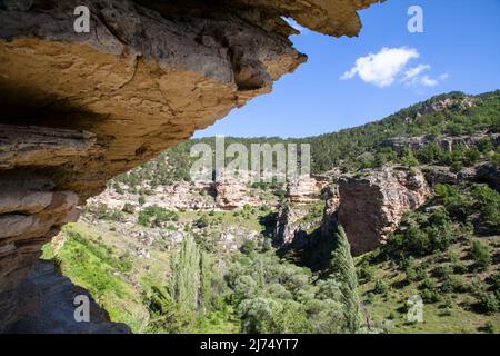 Vue sur les tombeaux et les grottes de roche anciennes, vallée du Phrygian Banque D'Images