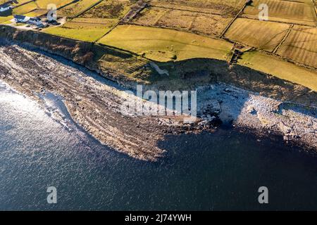 Vue aérienne du Ballysaggart Ringfort à St Johns point dans le comté de Donegal - Irlande Banque D'Images